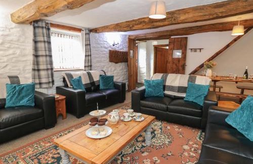 Llanybydder House | Y Beudy