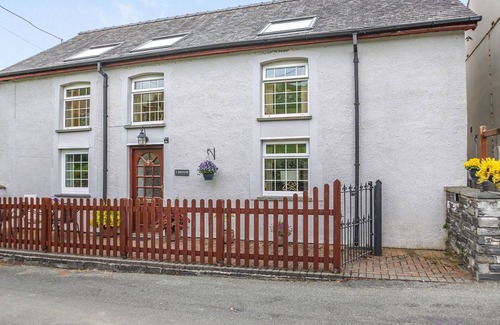Tywyn House | Y BWTHYN, pet friendly, with a garden in Bryncrug