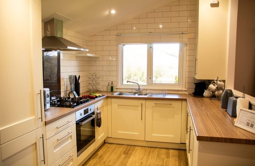 Cemaes Bay Cottage | Y Caban - sleeps 6 guests in 3 bedrooms