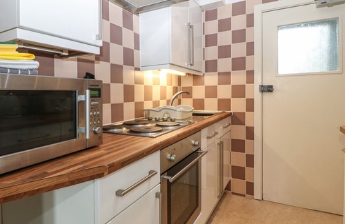 Criccieth Apartment | Y CASTELL APARTMENT 1, romantic, country holiday cottage in Criccieth