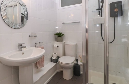 Criccieth Apartment | Y CASTELL APARTMENT 1, romantic, country holiday cottage in Criccieth