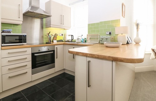 Criccieth Apartment | Y CASTELL APARTMENT 2, romantic, country holiday cottage in Criccieth