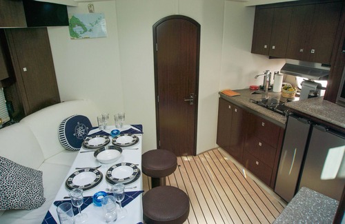 Skiathos Boat Rental | Yacht Cruisers Yachts 430c Sport Coupe