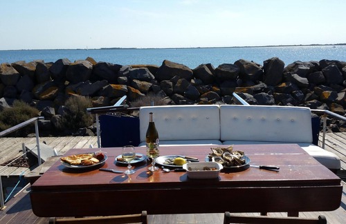 Marseillan Boat Rental | Yacht facing the pond of Thau