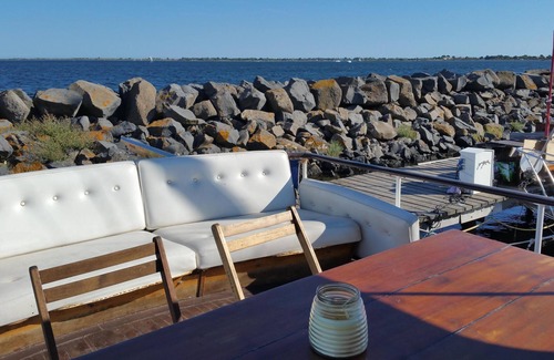 Marseillan Boat Rental | Yacht facing the pond of Thau