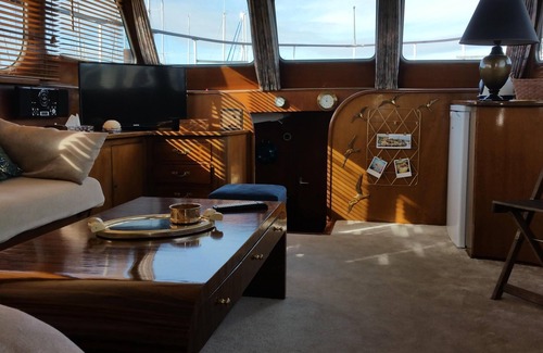 Marseillan Boat Rental | Yacht facing the pond of Thau