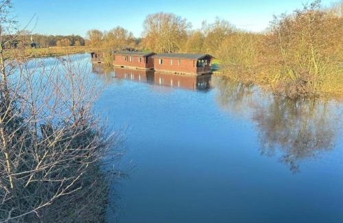 Smallburgh Boat Rental | Yare River Lodge Houseboat