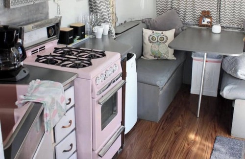 South Salt Lake Cottage | Year round: 1959 Airstream Shiny Tiny Home HOT TUB