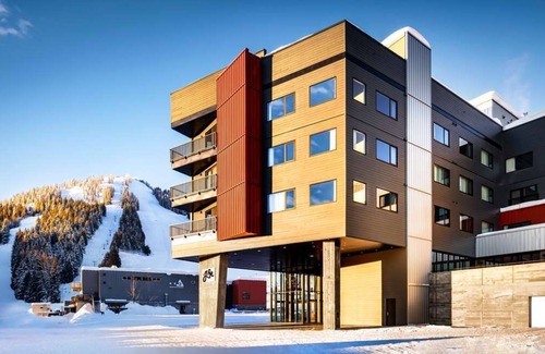 Rossland House | Year-Round Mountain Chic | Ski/Bike, Dine, Relax in Sophisticated Stay