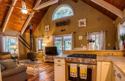 Conway House | Year Round Waterfront Chalet in Amazing Private Location!