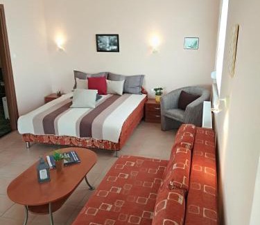 Bukfurdo Apartment | Yellow Apartmanház