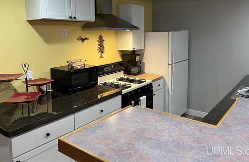 South Range House | "Yellow Door" Newly Remodeled. Trailer parking available. Trail #3.