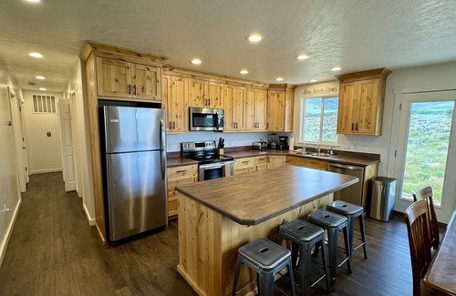 La Sal House | Yellow Door Retreat I Mountain Views I Privacy I 30 Minutes to Moab!