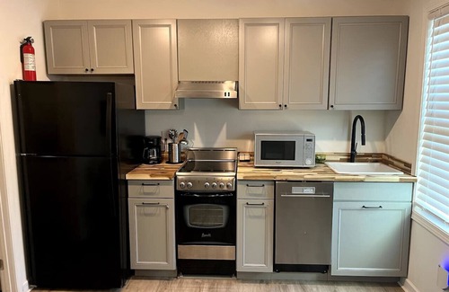 West End Apartment | Yellow Door Retreat: LOW PET FEE-Minutes to Dwntwn