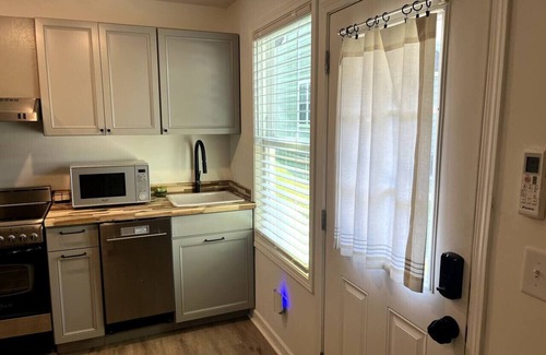 West End Apartment | Yellow Door Retreat: LOW PET FEE-Minutes to Dwntwn