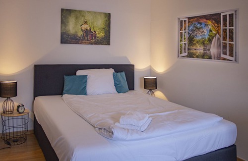 Neumuenster Apartment | Yellow Elephant Apartment am Hauptbahnhof Neumünster