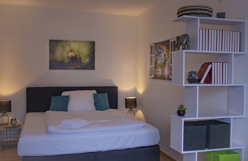 Neumuenster Apartment | Yellow Elephant Apartment am Hauptbahnhof Neumünster