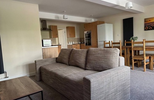 Stroud Apartment | Yellow sunflowers flat in Stroud by Golden Valley
