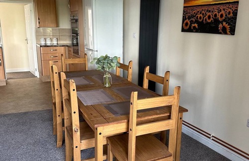 Stroud Apartment | Yellow sunflowers flat in Stroud by Golden Valley