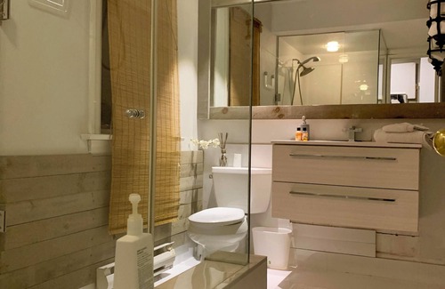 Lawrence Park House | yellow, Sunny brook Hospital, Glendon college. Private room& washroom