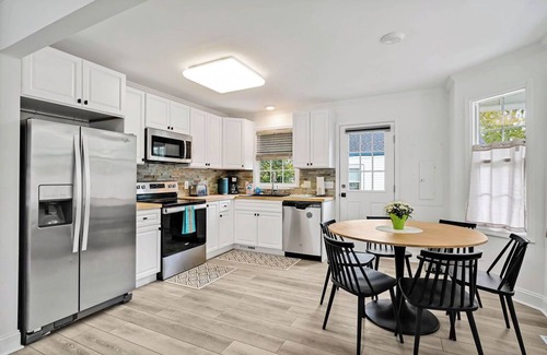 River District House | Yellow Swann cozy cottage minutes from Live Oak Pavilion!