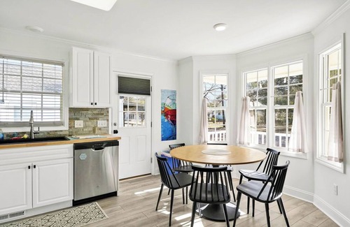 River District House | Yellow Swann cozy cottage minutes from Live Oak Pavilion!