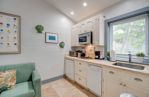 Uptown - Upper Duval House | Yellowfin Ledge | Inviting Getaway On Duval! Balcony!
