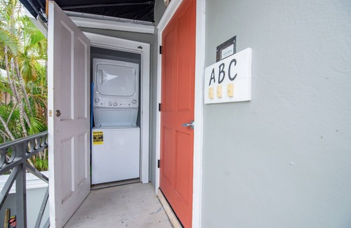 Uptown - Upper Duval House | Yellowfin Ledge | Inviting Getaway On Duval! Balcony!