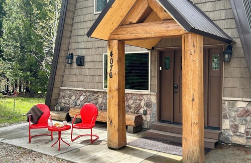 Island Park Cabin | YELLOWSTONE's PREMIER CABIN CLEAN& SPACIOUS KITCHEN with Fireplace, Dog Friendly