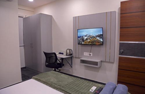 Serilingampally Apartment | Yendluri's- QueenBed Room-4 Kondapur, Gachibowli