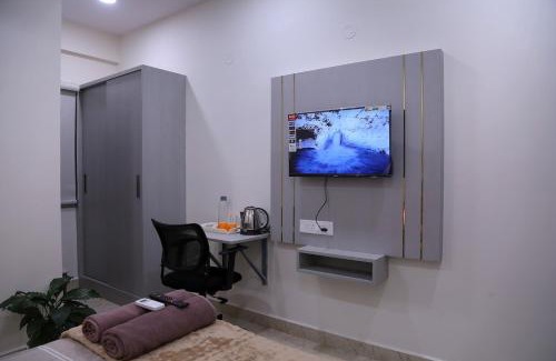 Serilingampally Apartment | Yendluri's- QueenBed Room-4 Kondapur, Gachibowli