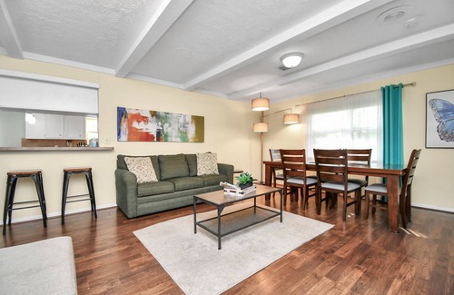 Shenandoah House | Yes-pets. Business, medical, shopping, trails, the Woodlands amenities.