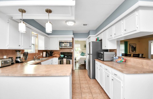 Shenandoah House | Yes-pets. Business, medical, shopping, trails, the Woodlands amenities.