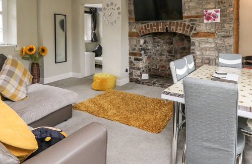 Defynnog Cottage | YEWTREE COTTAGE, pet friendly in Sennybridge