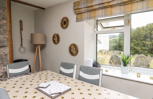 Defynnog Cottage | YEWTREE COTTAGE, pet friendly in Sennybridge