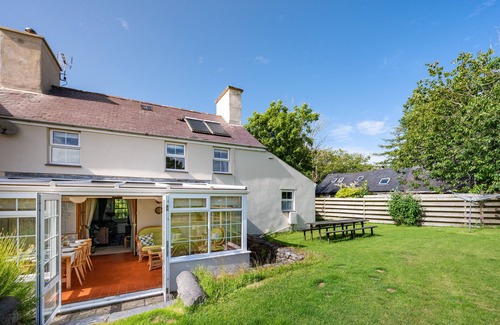 Garndolbenmaen House | Ynys Pandy - Four Bedroom House, Sleeps 8