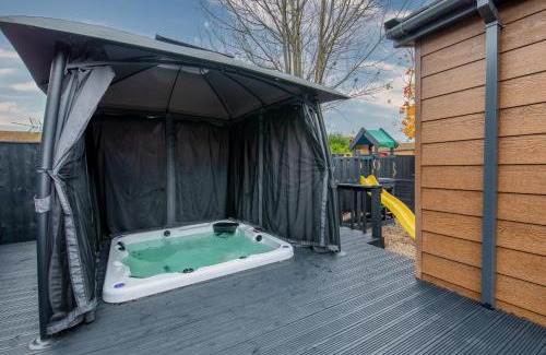 Fangfoss Apartment | York Family Luxury Cabin with hot tub