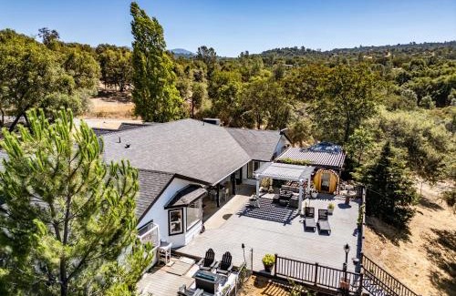Mariposa House | Yosemite Luxe Family Lodge - Spa, Theater, Sauna, EV, Game Room, Poker Table