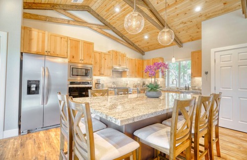 Groveland House | Yosemite Retreat: Charming 3-bedroom/2 Bath house in Groveland with AC