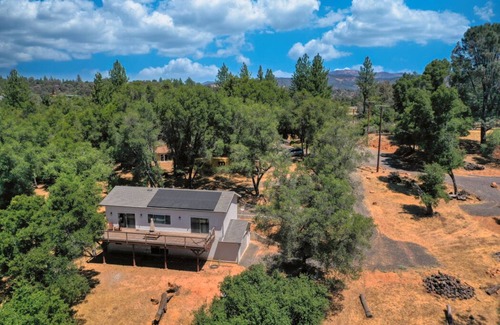Groveland House | Yosemite Retreat: Charming 3-bedroom/2 Bath house in Groveland with AC