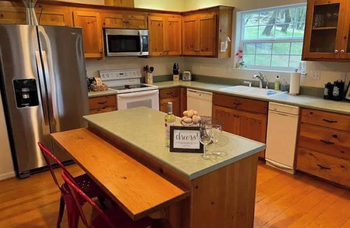 Mariposa House | Yosemite's Cottage at Creek View Ranch - 30 Acres with Pond, Trails, & Wildlife
