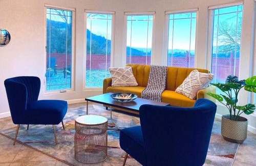 Oakhurst House | Yosemite South Gate House with Hot Tub, Views & Game Room