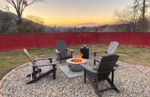 Oakhurst House | Yosemite South Gate House with Hot Tub, Views & Game Room