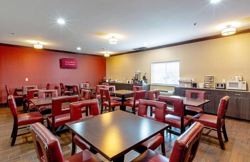 Council Bluffs Hotel | You Found It! Budget-friendly & Pet-friendly Property, Onsite Pool, FREE Parking