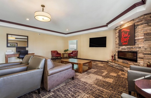 Council Bluffs Hotel | You Found It! Budget-friendly & Pet-friendly Property, Onsite Pool, FREE Parking