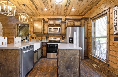 Broken Bow Cabin | You Had Me At Merlot - Hot Tub, Pool Table, Modern Rustic Cabin, Sleeps 10