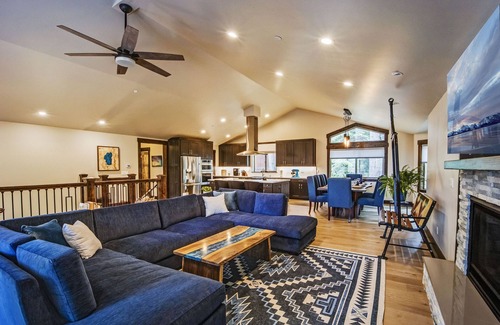 South Lake Tahoe House | You'll Love This New Luxury Mountain Modern Getaway - New Sauna + Close to Town