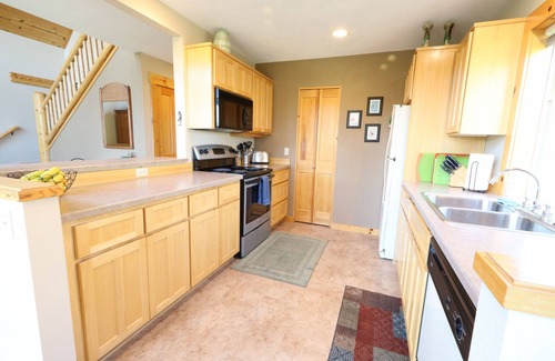 Redmond House | You've found it! Bright, pet free, on golf course, Fast WiFi, EV charger