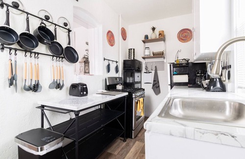 Central City Apartment | Your Cozy SLC Apartment: King Bed, Wi-Fi, and Close to Liberty Park!