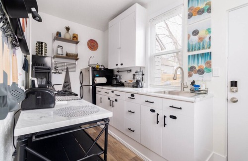 Central City Apartment | Your Cozy SLC Apartment: King Bed, Wi-Fi, and Close to Liberty Park!